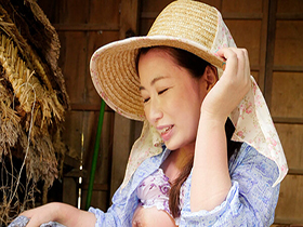 田舎のお母さんが野外でおしっこ　8時間　サンプル画像01